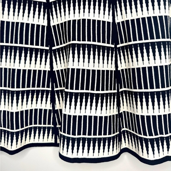 Max Studio Modern Geometric A-line skirt Size Small - Picture 2 of 4